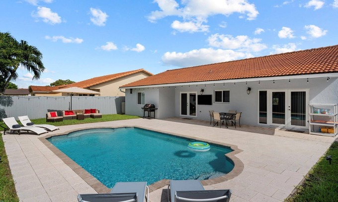 Richmond West Casa | Oasis with private pool