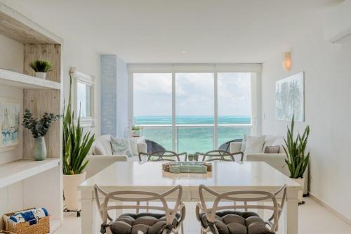 Puerto Juarez Apartamento | OASlS Beachfront 2 BDR with pool by Casa Paraiso