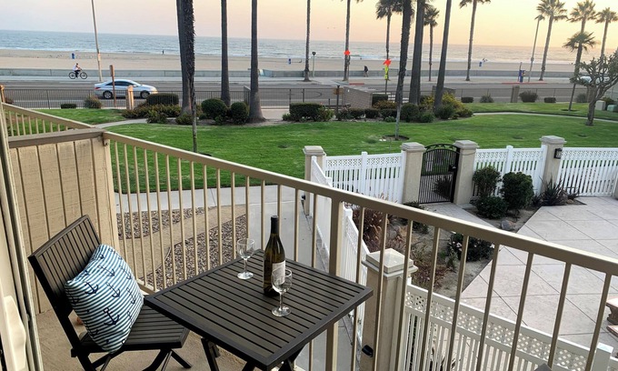 Port Hueneme Condominio | Ocean and Pool Views from the Living Room and Bedroom!