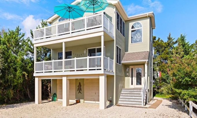 Barnegat Light Casa | Ocean block single family in Barnegat Light with views of Old Barney