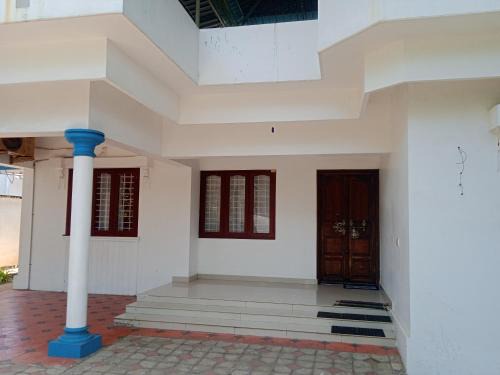 Kuzhuppilly Casa | Ocean blue home stay