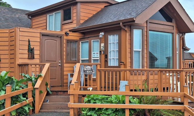 Smith River Cabina | Ocean Cabin 23 is a cozy seaside bungalow with loft, limited ocean views, and private beach. Hot tub temporarily unavailable