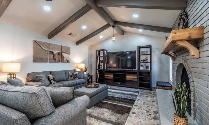 Bay Area Casa | Ocean Dr Sleeps 19 with Hot Tub & Game Room