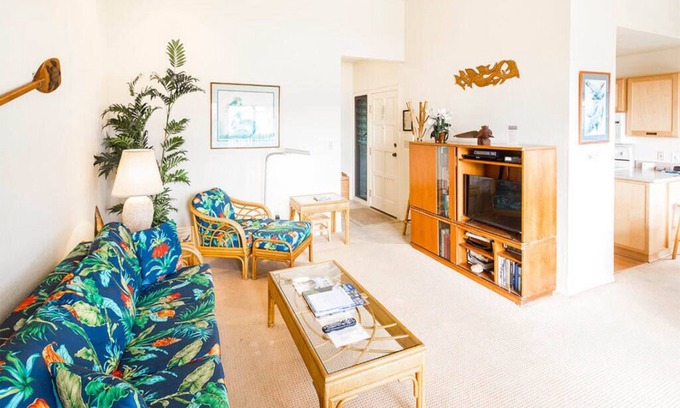 Lihue Condominio | Ocean Edge Bliss con decoración isleña, facilidad de cocina, lanai, pantalla plana, WiFi – Kaha Lani 327