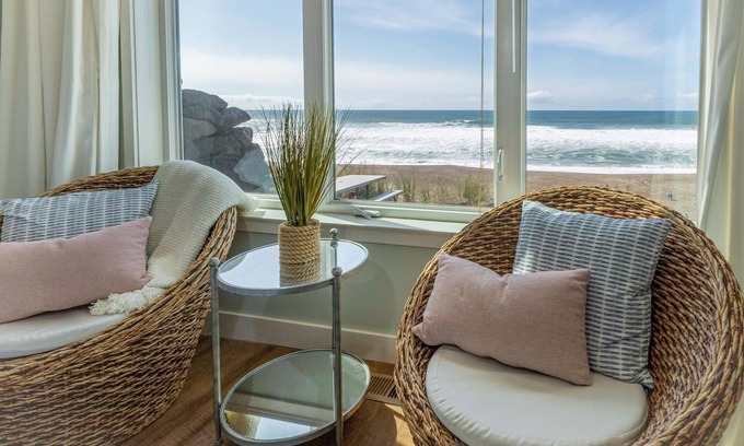 Gleneden Beach Casa | Beach Time alguien? ¡Ven a disfrutar de la vista panorámica mientras te sumerges en la bañera de hidromasaje!