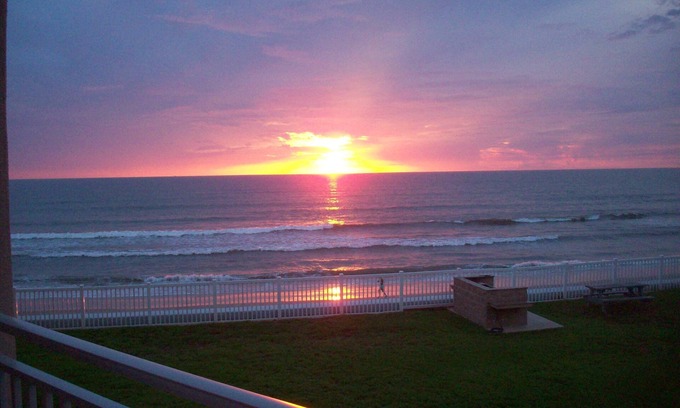 Satellite Beach Condominio | CONDO FRENTE AL OCÉANO - Melbourne / Satellite Beach 2 hab / 2 baños, piscina, fechas de invierno