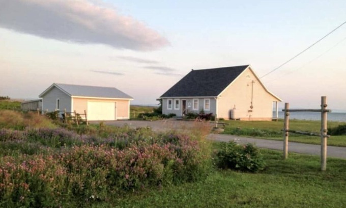 Sydney Mines Casa | Ocean front Cranberry Cottage. Close-NFLD FERRY, Cabot Trail, Baddeck, Louisburg