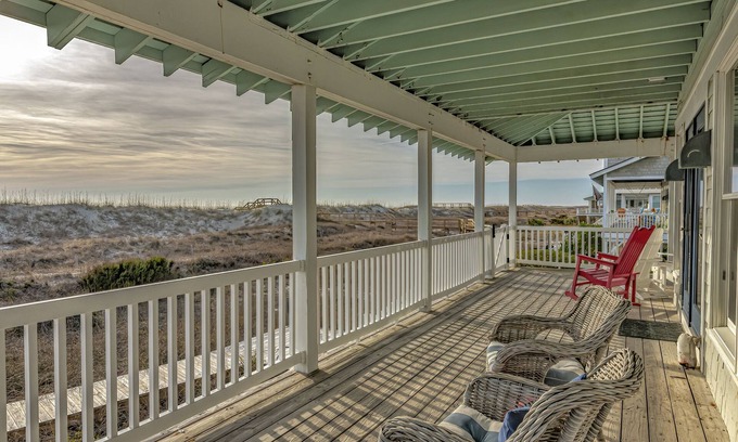 Flora's Bluff Casa | Ocean front home, access to both clubs and large porches! Breaking Point