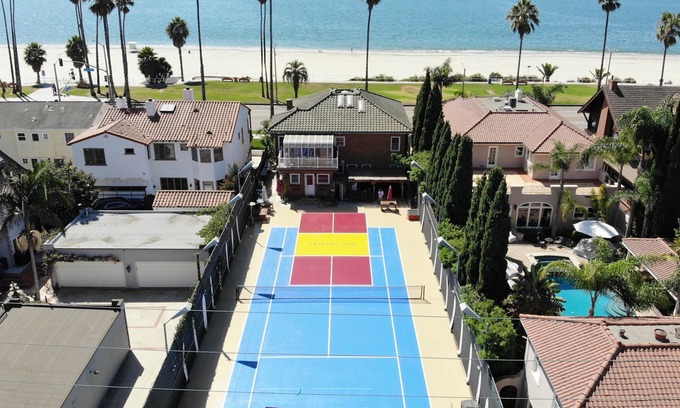 Bluff Park Casa | Casa frente al mar con patio de tenis privado.