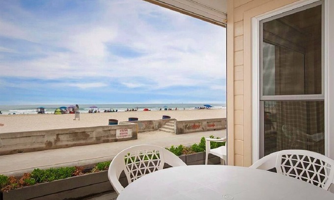 Mission Beach Condominio | Ocean Front on the Mission Beach Boardwalk!