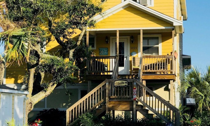 Folly Beach Casa | FRENTE AL OCÉANO ¡Perfecto para grupos familiares grandes! Frente a la playa Enorme cubierta 6 BR 3. 5 BA