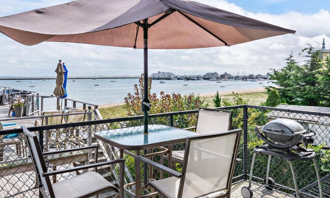 Commercial Street Apartamento | OCEAN FRONT RETREAT W/ Bath Amenities by Balmain, Hermès, Lanvin & Molton Brown