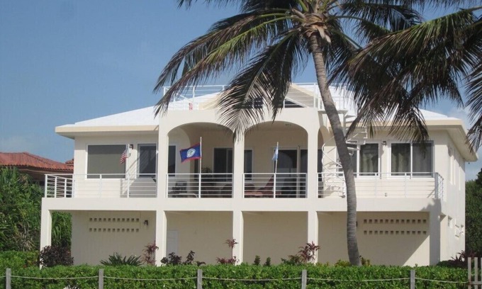 San Pedro Casa | Elegante y lujosa villa frente al mar de 2 dormitorios / 3 baños