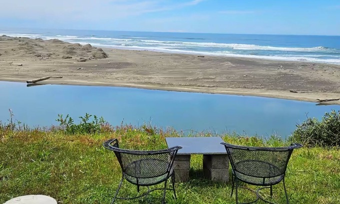 Fort Bragg Casa | Ocean Front with Private Stairway to Seaside Beach
