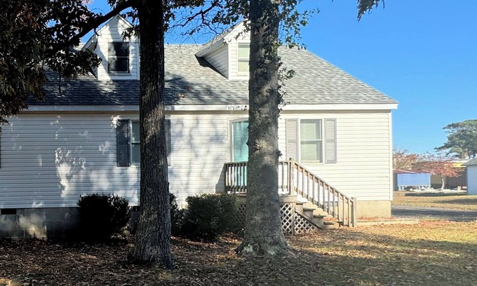 Chincoteague Casa | Ocean House 2 - duplex -Newly renovated. 3BR, 2 Bath duplex with back deck.