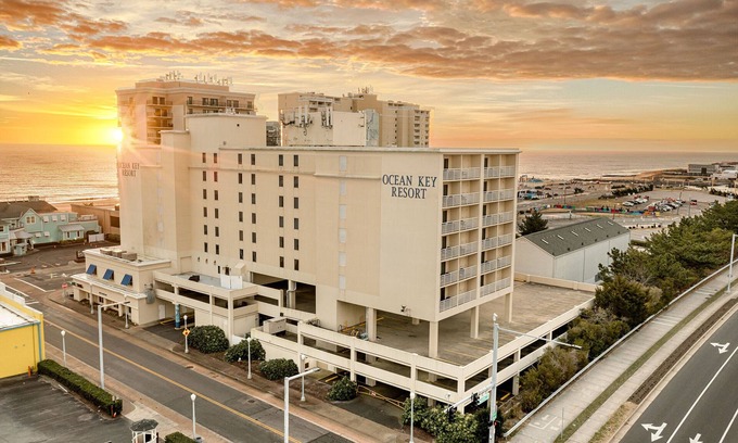 Northeast Virginia Beach Complejo | Ocean Key Resort 1 Bedroom Unit directly across the street from the OCEAN!!
