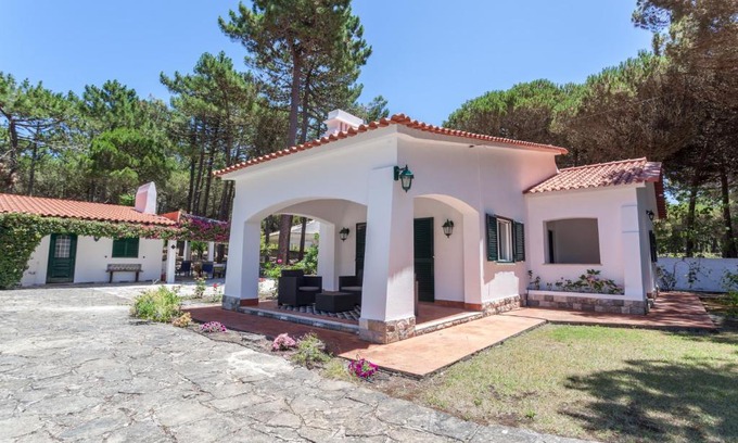 Azenhas do Mar Casa | Ocean, Pines and Mountain - Renovated February 2025 - AC