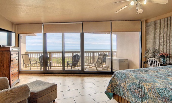 Port Aransas Condominio | Vista al mar de dos dormitorios recientemente remodelada de dos niveles desde dos balcones con ducha a ras de suelo en el