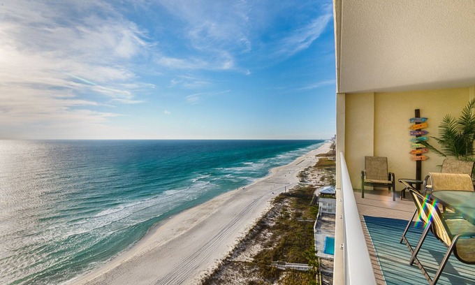 Panama City Beach Condominio | ¡Fechas de otoño disponibles! Condominio frente al mar Bellamente actualizado con servicio de playa