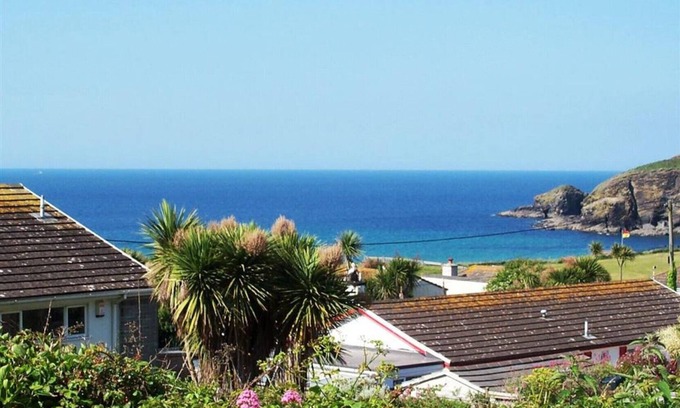 Praa Sands Cabaña | Ocean retreat, 300 yards from Praa Sands beach