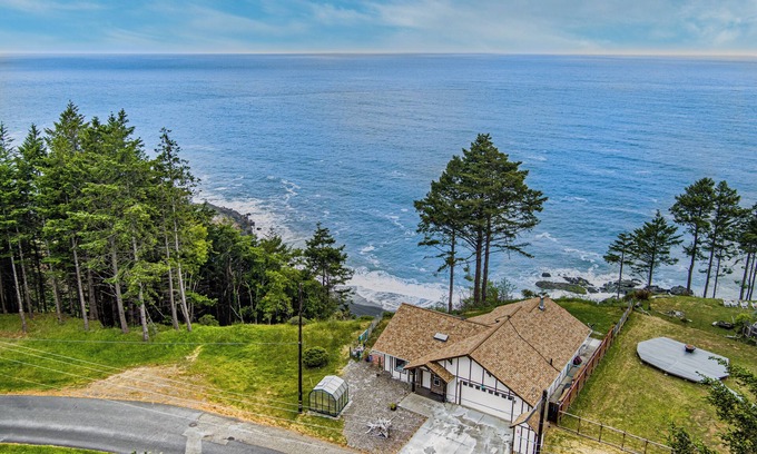 Shelter Cove Casa | Ocean's Overlook- Panoramic Ocean Views, Cozy and Comfortable
