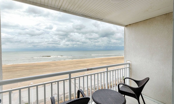 Northeast Virginia Beach Complejo | Ocean Sands Resort Oceanfront condo with Oceanfront Balcony!