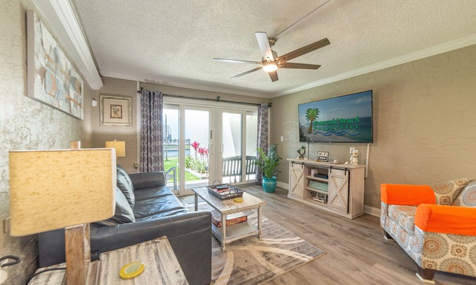 Panama City Beach Condominio | ~ Stay Salty @ Oceans Seven ~ Condominio en planta baja con sillas de playa gratuitas ~ Completamente renovado ~