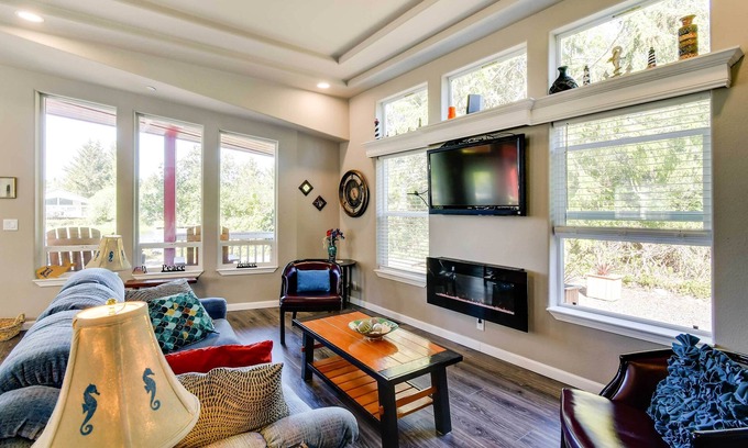 Ocean Shores Casa | Ocean Shores Retreat w/ Porch & Canal Views!
