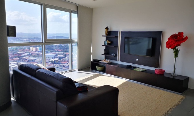 Calidonia Apartamento | Ocean/Skyline Views, Fully Furnished Apartment, Iconic design, Ave Balboa