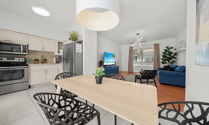 West Avenue Apartamento | Ocean Suite 2BD/1BA steps to LincolnRd SoBe