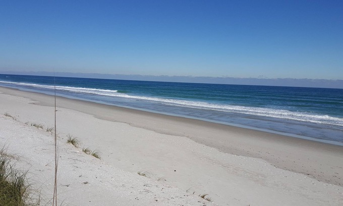Satellite Beach Condominio | Ocean view 1st floor 2-bedroom condo in desirable Satellite Beach.