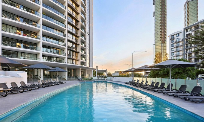 Broadbeach Apartamento | Ocean View 3-Bed with Gym, Pool, Sauna & Parking