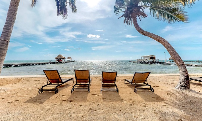 San Pedro Condominio | ¡Apartamento tranquilo con piscina compartida en el complejo frente a la playa, cerca de restaurantes y mucho más!