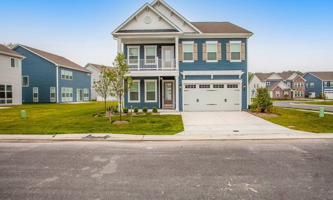 Frankford Casa | Ocean View Beach Club stylish home with outdoor pool, fast WiFi, & wet bar