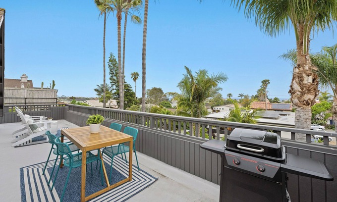 Solana Beach Condominio | Ocean View Charming 1 BR w/ Large Deck - Walk to Beach & Cedros in Solana Beach