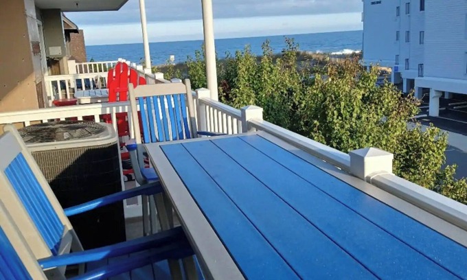 North Ocean City Condominio | Just 90 steps from the beach! Cozy 1-bdrm condo.