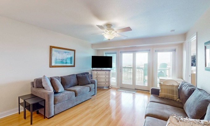 Rodanthe Condominio | Ocean view condo with pool access, furnished balcony, & central AC