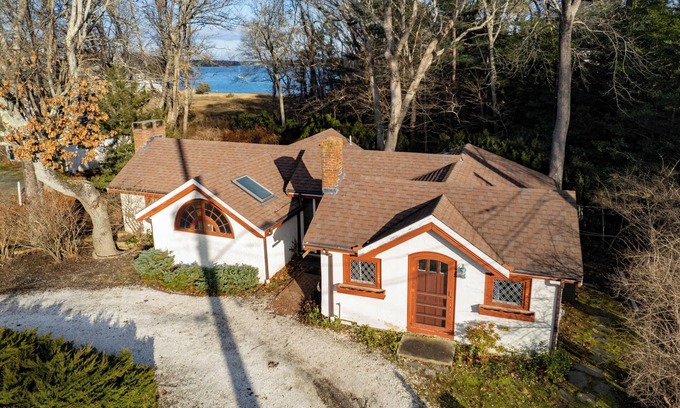 Cotuit Cabaña | Ocean View Cottage - Pet-Friendly