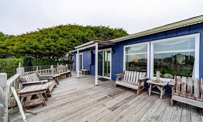 Smith River Casa | Cabaña con vista al mar que admite perros con wifi gratis y acceso a playa privada