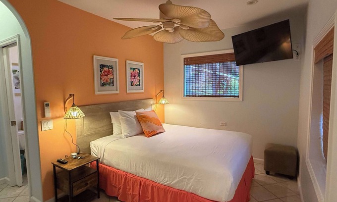 Kahana Cama Y Desayuno | Ocean View Hibiscus Ensuite w. Garden | Maui B&B | Breakfast, BBQ & Free Parking