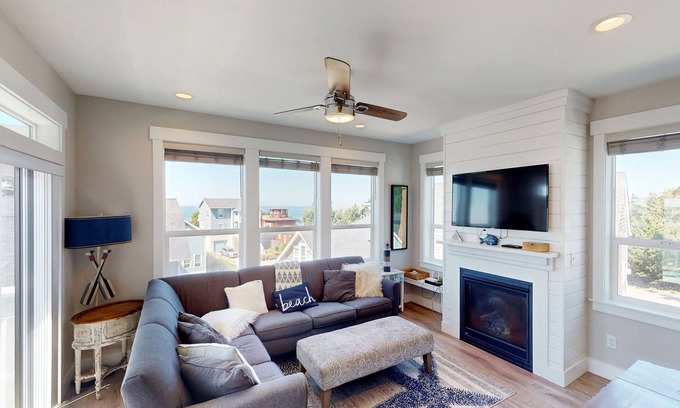 Gleneden Beach Casa | Ocean-view home with private hot tub, fireplaces, balcony - beach & pool access