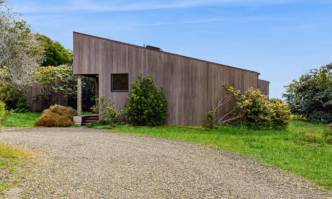 Sea Ranch Casa | Casa de la pradera icónica con bañera de hidromasaje privada, vista al mar azul y piscinas / saunas compartidas.