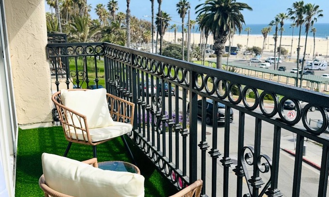Ocean Park Cama Y Desayuno | Ocean View One-Bedroom walking distance from the Santa Monica Pier!
