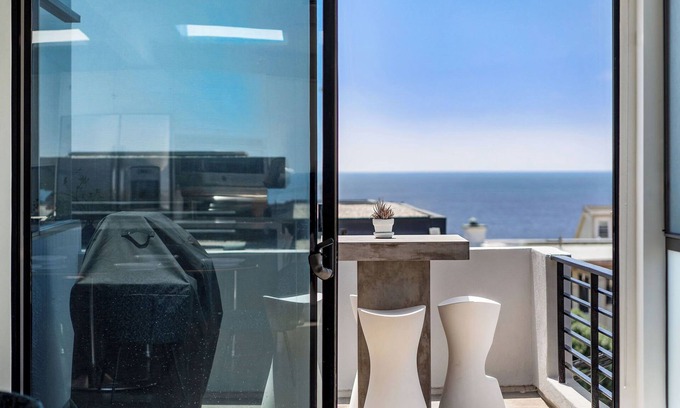 The Strand Casa | Ocean View | Steps to DT Manhattan Beach|King Beds