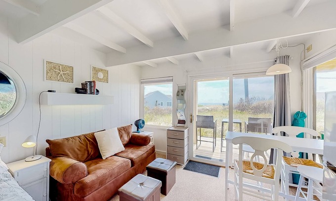 North Truro Apartamento | Ocean-view studio near golf with patio, beach gear, kitchenette, & partial AC