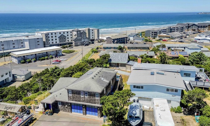 Newport Casa | Ocean-View, Upper-Level Guest House Near Nye Beach with a Hot Tub