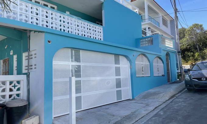 Las Croabas Villa | Impresionante villa con vista al mar con cubierta superior en la azotea - ubicación perfecta (unidad de arriba)
