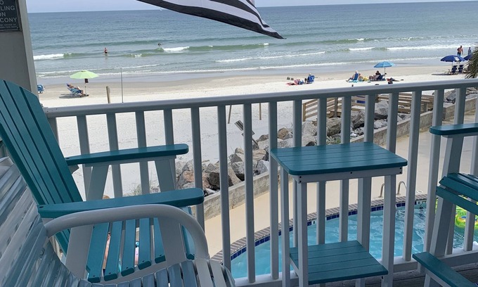 North Myrtle Beach Condominio | OCEANFRONT 2 BR Condo-End unidad con vistas INCREÍBLES!