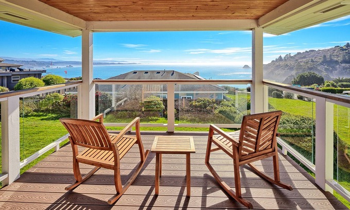 Trinidad Apartamento | 🌊Ocean View Village Condo with Outdoor Sauna, Trails to Fun Beaches & Covered Deck🩴