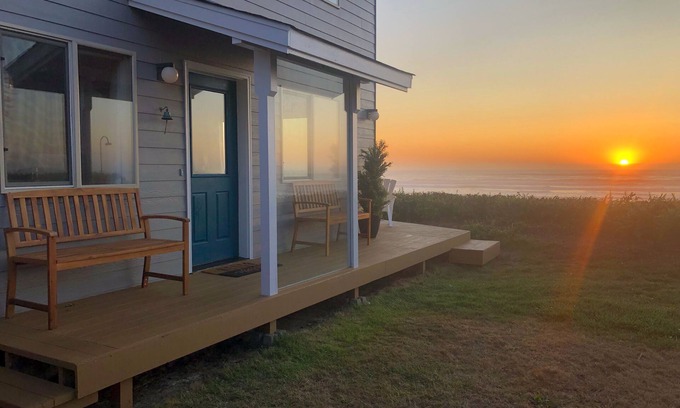Waldport Casa | Vistas al mar desde cada habitación, acceso privado a la playa, bañera de hidromasaje, sala de juegos, ¡más!